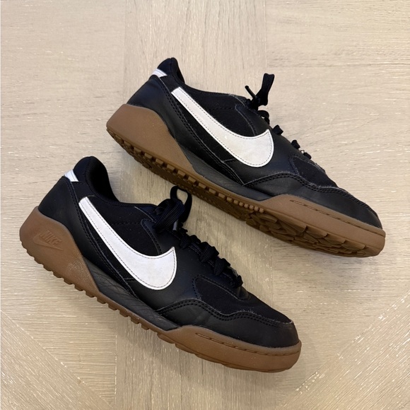 Nike Big Kids Black and White Sneakers with Brown Sole Terra Manta - Picture 2 of 8